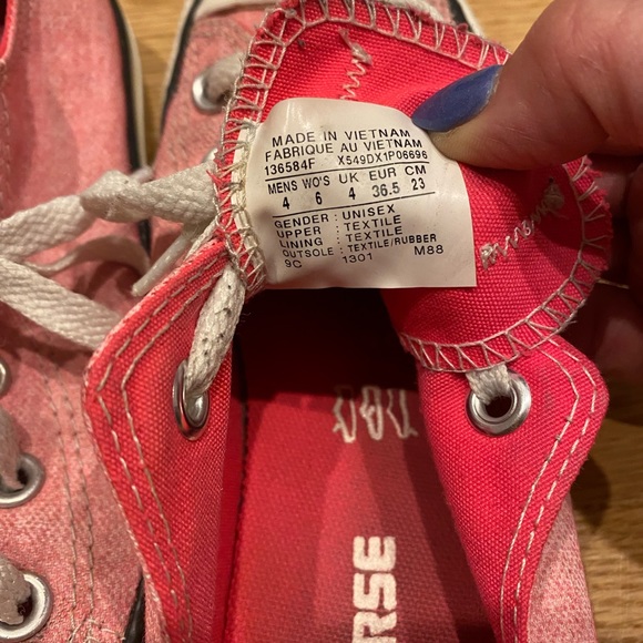 Hot pink Converse sneakers size 6 - Picture 3 of 4